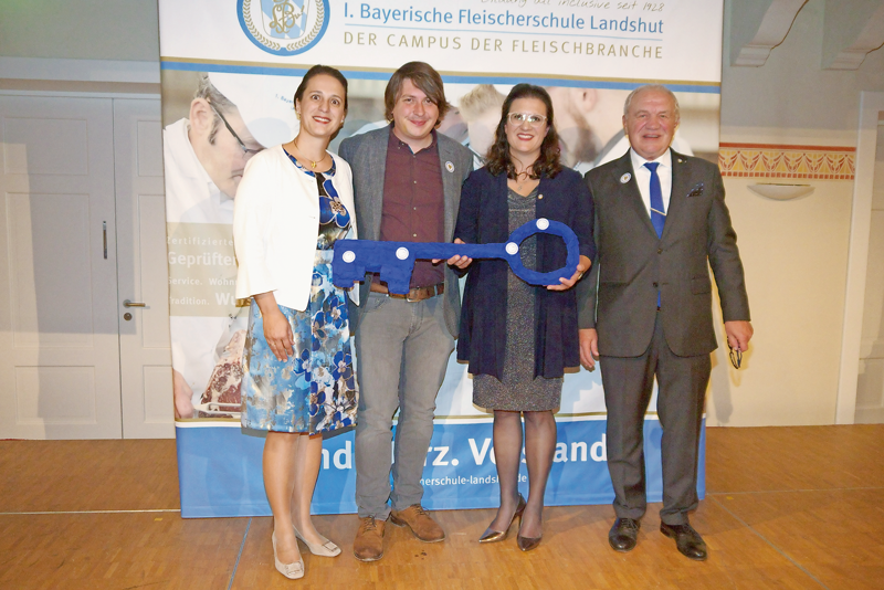 1. Bayerischen Fleischerschule Landshut: Der Schlüssel geht an Barbara Zinkl