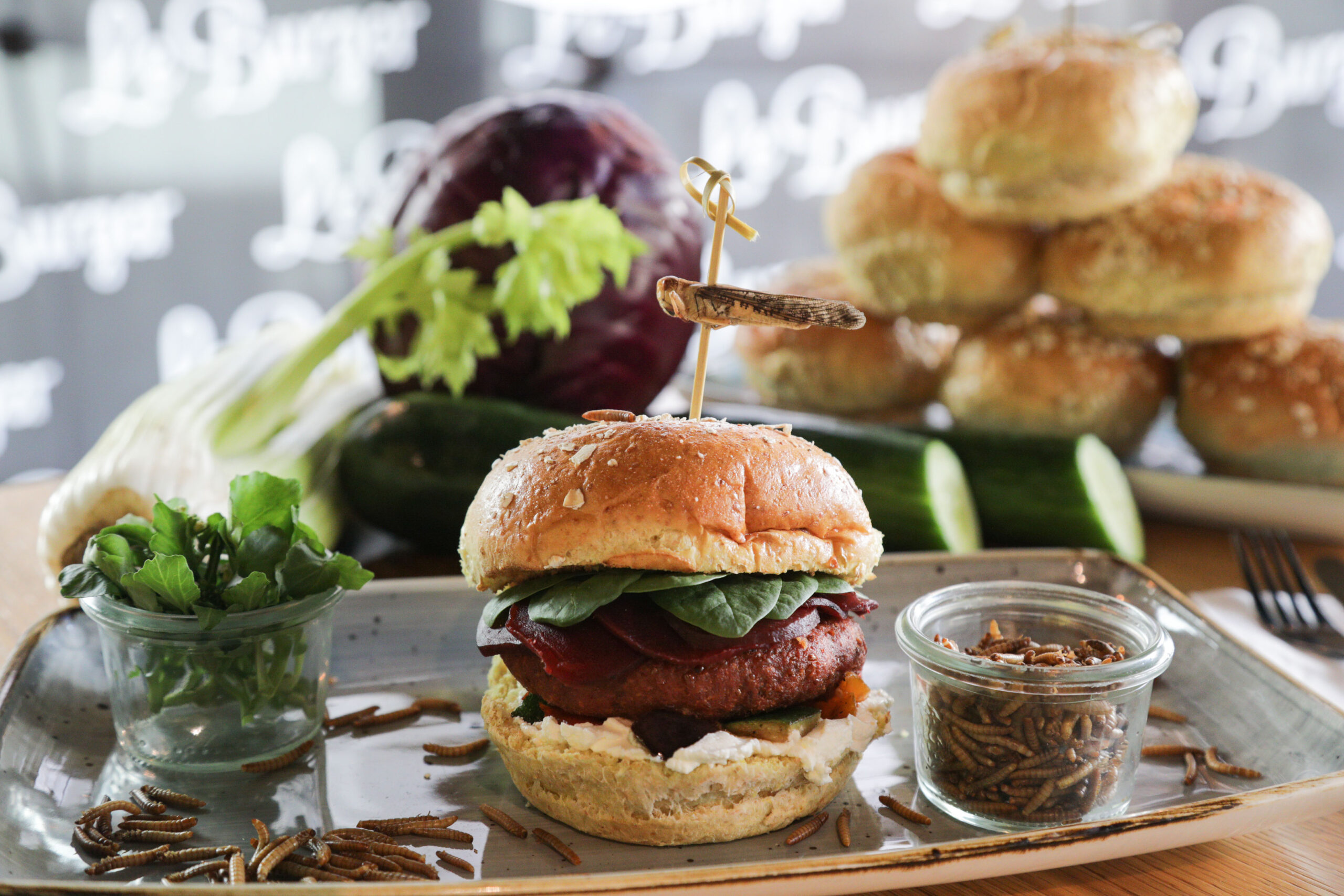 Le Burger präsentierte die tierisch-gesunden und klimafreundlichen Protein-Burger „LeBug“ und „ILoveYou“