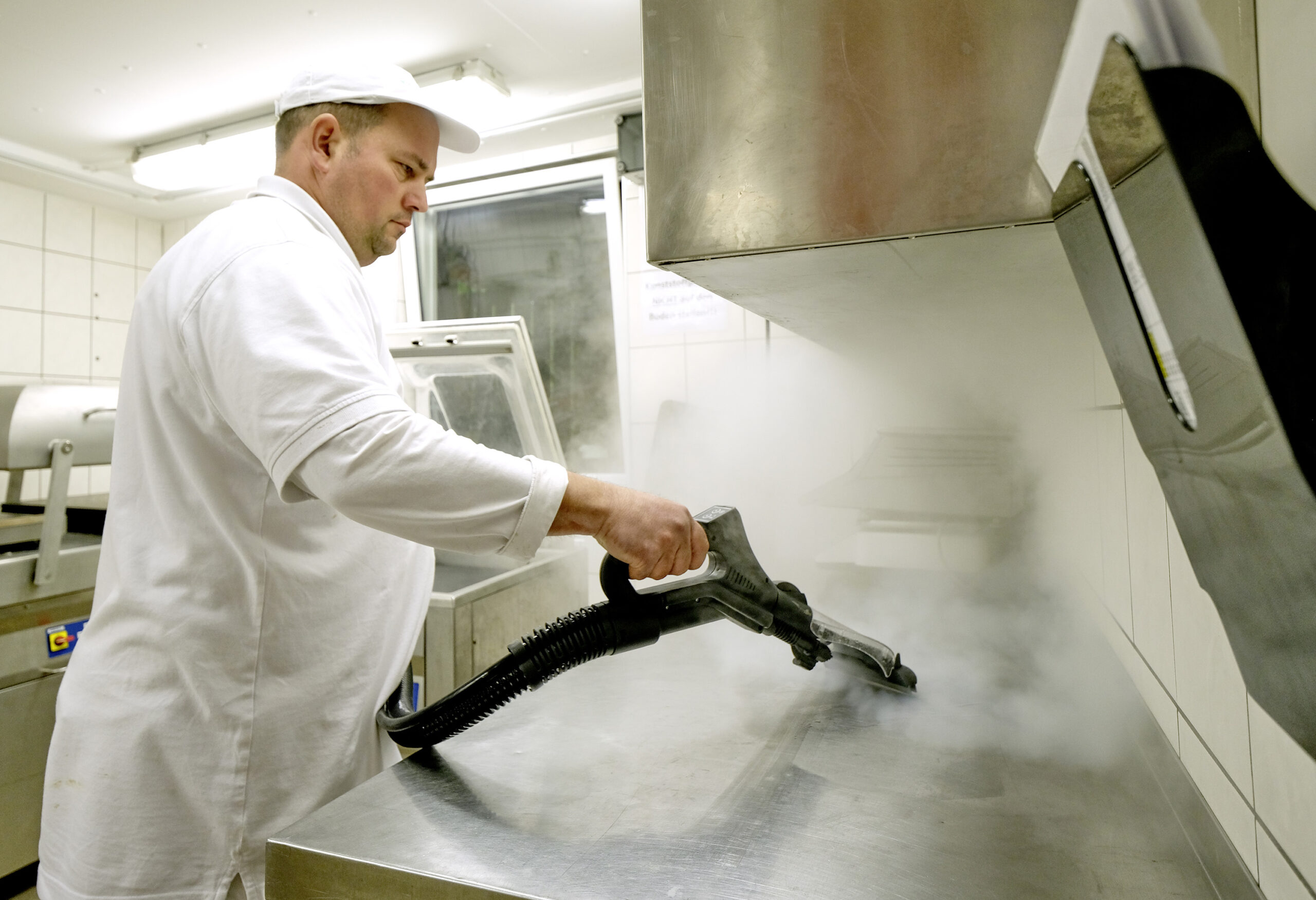 Mit Trockendampf gegen Keime in der Wildverarbeitung