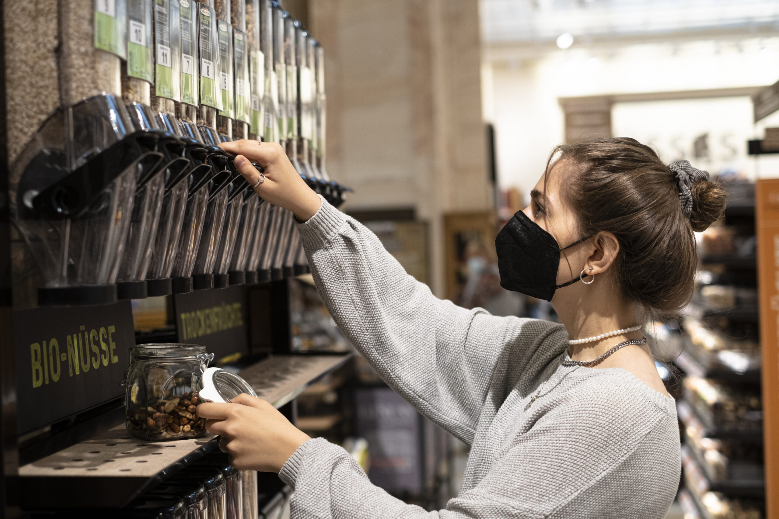 Zu viel Verpackung im Supermarkt:Greenpeace fordert Ausbau von Mehrweg- und Abfüllsystemen