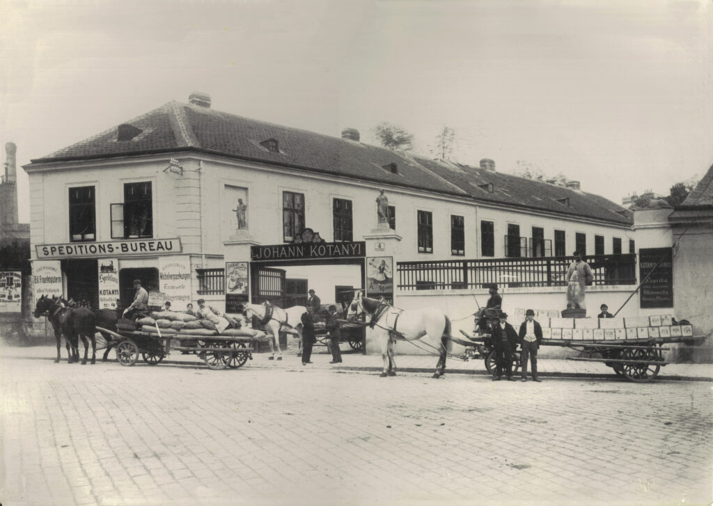 Vor allem die feine Wiener Gesellschaft ist von der Paprika mischung angetan. Und so expandiert Janos Kotányi 1884 nach Döbling in Wien.