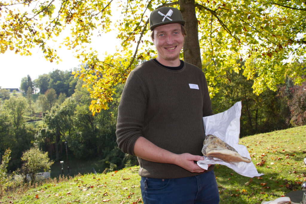 Simon Humer vom Biohof Thomabauer vermarktet einen Teil seiner 160 maisfrei gefütterten Mastschweine selbst, zwei Drittel davon gehen aber an Bio-Schwein Austria.