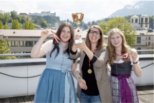 Die Landessieger der Konditor:innen v.l.n.r.: 2. Platz Magdalena Schreilechner (Konditorei Der Tortenmacher, Salzburg), 1. Platz Bri- gitte Kub (Cafe-Konditorei Fürst, Salzburg), 3. Platz Stefanie Leitner (Konditorei Moser, Seekirchen am Wallersee)