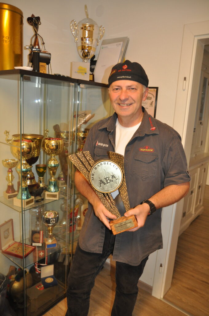 Alle Pokale kann Adi Matzek in der Vitrine bei weitem nicht unterbringen.