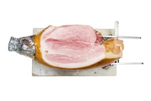 Nach einigen Tagen Ruhe wird der Schinken über Buchenspänen heiß geräuchert. © Florence Stoiber