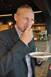 Voller Einsatz: Michael Trünkel beim Verkosten des Produkts.