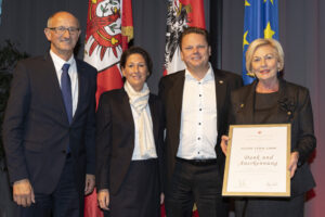 Anton Mattle, Manuela Handl, Karl Christian Handl und Christine Handl freuen sich über die Auszeichnung
