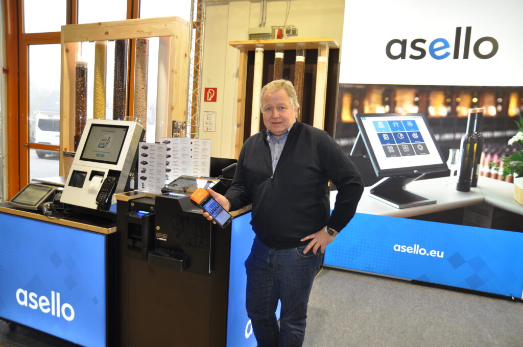 Asello-Kassenlösungen präsentierte Geschäftsführer Bernhard Schille. © HaRo
