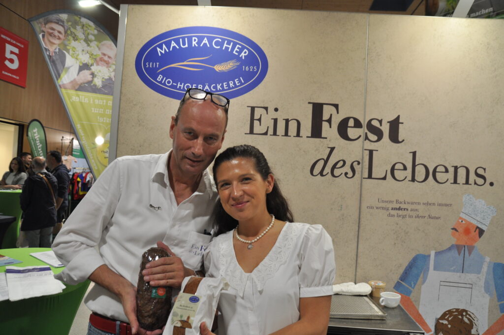 Die Bio-Hofbäckerei Mauracher aus Sarleinsbach verwöhnte durch Johannes Kapfer und Margaretha Puntigam die Besucher mit feinsten Brot- und Backwaren. © HaRo