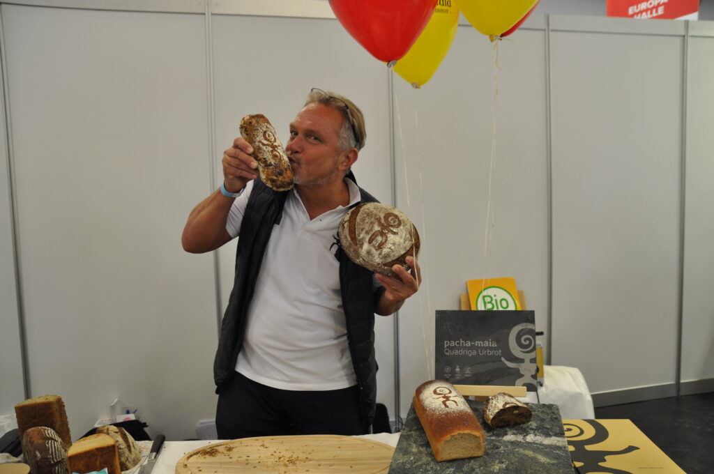 Urbrot aus unverfälschten Urkorn-Sorten stellt Bäckermeister Franz J. X. Teufl aus Güssing im Burgenland her. © HaRo