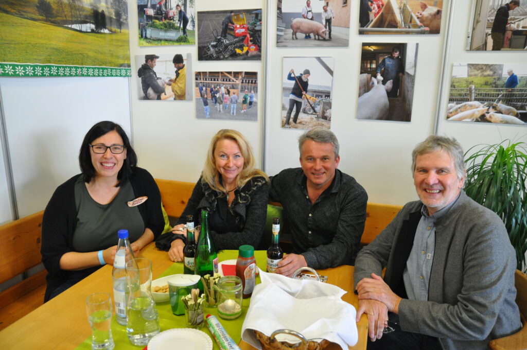 Österreichs Konditorkoryphae Brigitta Schickmaier (2.v.li.) zu Gast bei Bioschwein Austria. Obmann Johann Ollmann (re.) und Mitarbeiterin Martina Köpfler (li.) begrüßten die Konditorin und ihren Gatten, Bio-Schweinemäster Martin Schickmaier. © HaRo