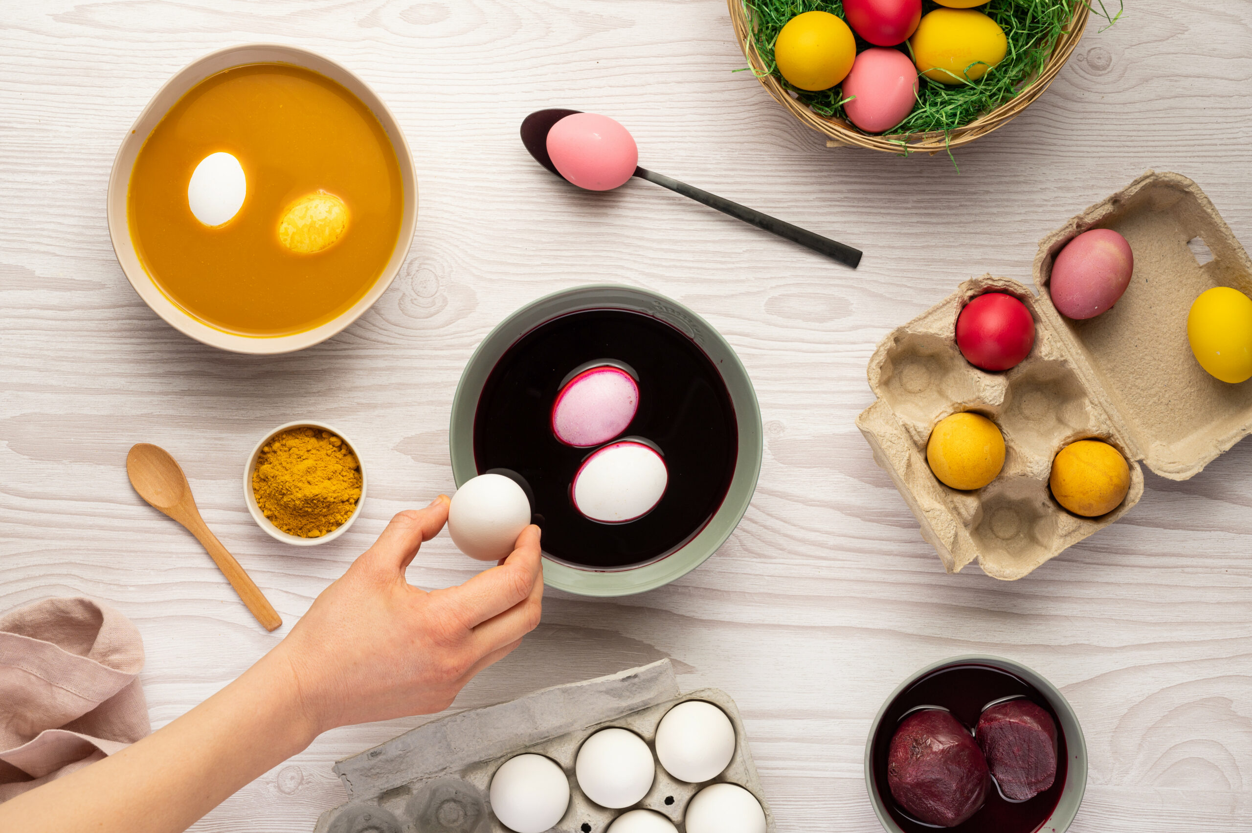 DIY: Eierfärben mit Gewürzen & Kräutern