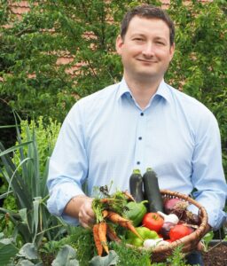 NÖ Bauernbunddirektor Paul Nemecek kritisiert Import-Einkauf der Supermärkte bei Obst und Gemüse. © NÖ Bauernbund