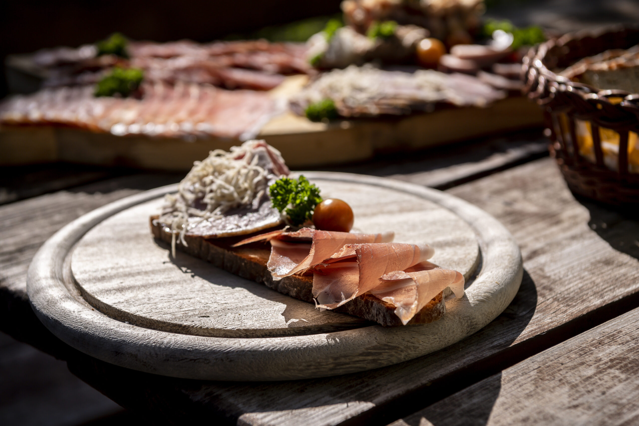 Sommerwanderungen: Genießen Sie Speck und Schinken als perfekte Jause mit AMA-Gütesiegel