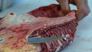 Der Vegas Cut ist aus dem flachen Teil, der auf dem Schulterblattknochen liegt und ist in der Form dem Flat Iron Steak ähnlich, nur kleiner.