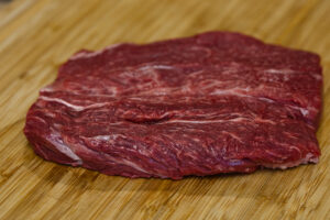 Der Vegas Cut ist aus dem flachen Teil, der auf dem Schulter- blattknochen liegt und ist in der Form dem Flat Iron Steak ähnlich, nur kleiner. 