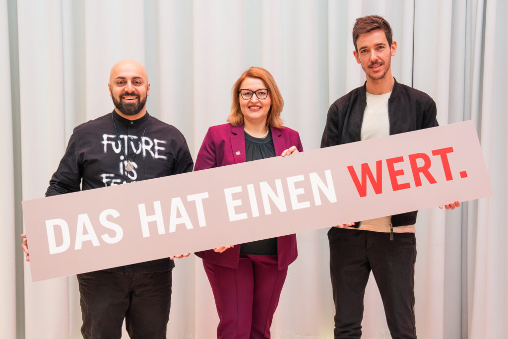 Keynote-Speaker Ali Mahlodji, AMA-Marketing GF Christina Mutenthaler-Sipek und Keynote-Speaker Daniel Anthes. Credit: AMA-Marketing/ Thomas Meyer