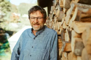 Bundesobmann der Grünen Bäuerinnen und Bauern, Andreas Lackner, warnt vor einer Agrarpolitik, die aus seiner Sicht mehr der Industrie als der bäuerlichen Landwirtschaft diene. © Rogner / Die Grünen