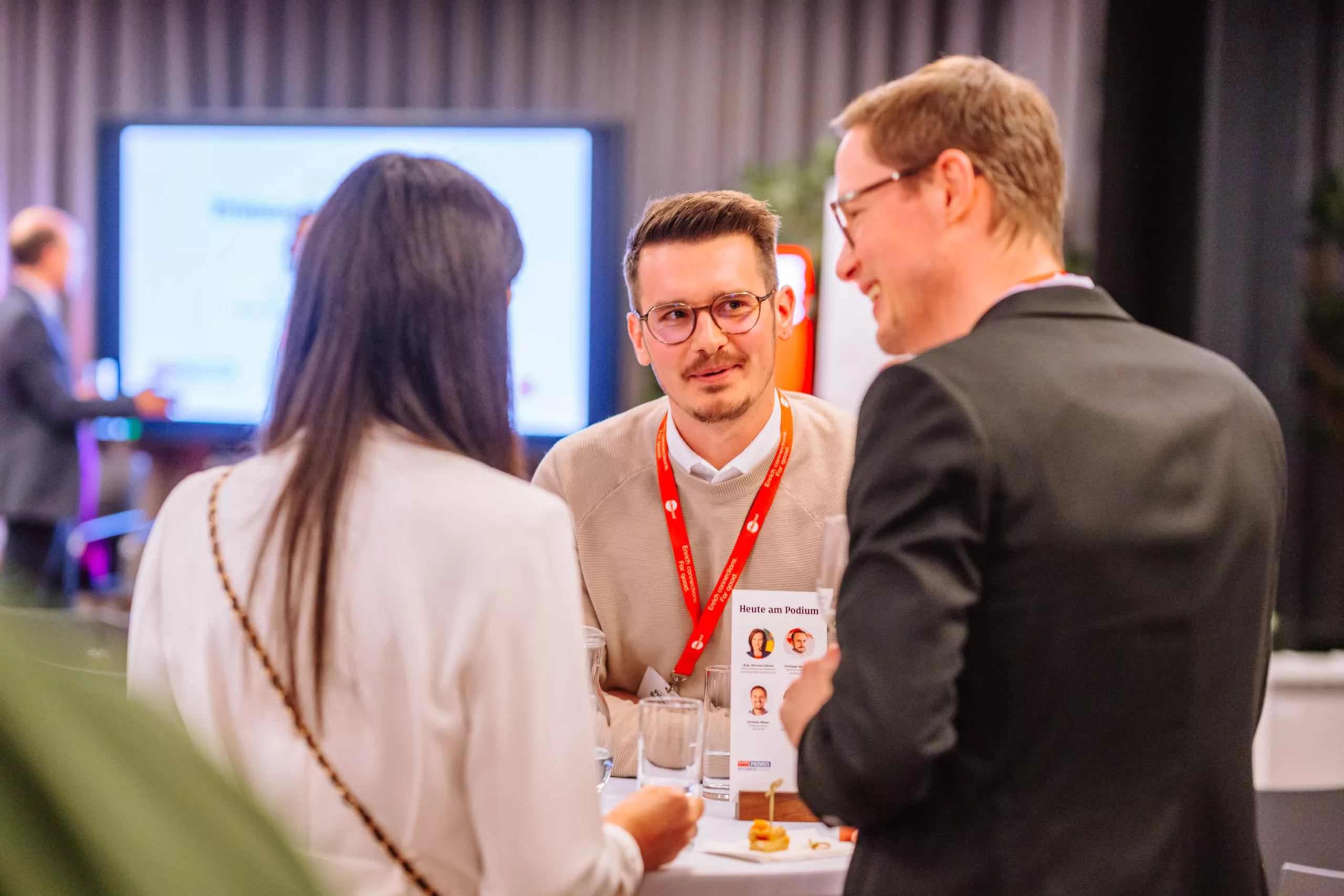 Beim Business Talk von Edenred in Graz kamen mehr als 60 steirische Unternehmer:innen zusammen.Beim anschließenden Networking wurde rege diskutiert.