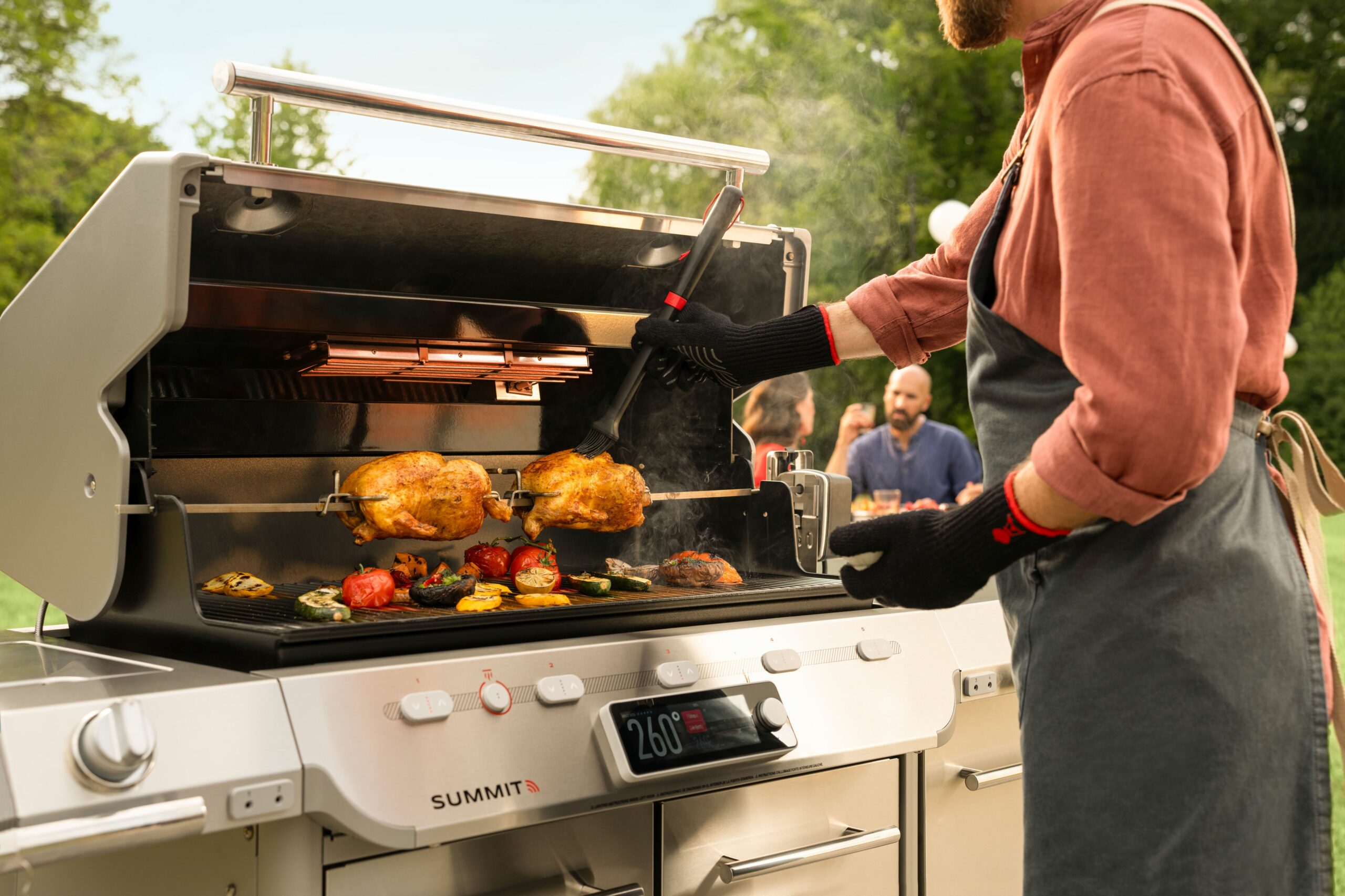 Ein Grill-Gadget das besonders beim Grillen von Fleisch richtig Spaß macht: der neue Summit FS38 Smart-Gasgrill von Weber