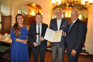 Von der Bundeswirtschaftskammer erhielt der scheidende Bundesinnungsmeister eine Urkunde und eine Glasskulptur (v. li.): Bundesinnungsgeschäftsführerin Anka Lorencz, Bundesinnungsmeister a. D. Willi Mandl, Bundesspartengeschäftsführer Reinhard Kainz und der neue Bundesinnungsmeister Leo Jindrak.