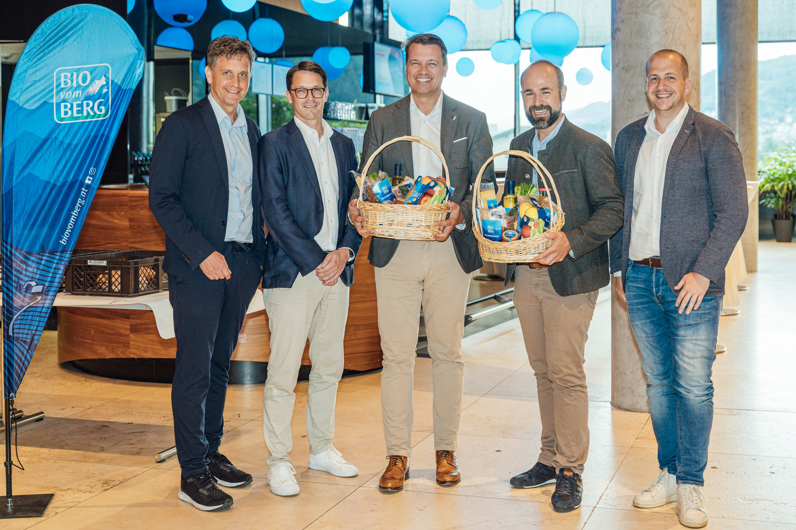 V.l.n.r.: Björn Rasmus (GF Bioalpin eGen.), Thomas Steinberger (Ressortleitung Category Management & Einkauf bei MPREIS), Ingo Panknin (Mitglied der Geschäftsführung MPREIS), Simon Wolf (Obmann Bioalpin eGen.) und Dominic Öfner (Abteilungsleitung Category Management & Einkauf Frische bei MPREIS), Bildnachweis: Mathias Brabetz