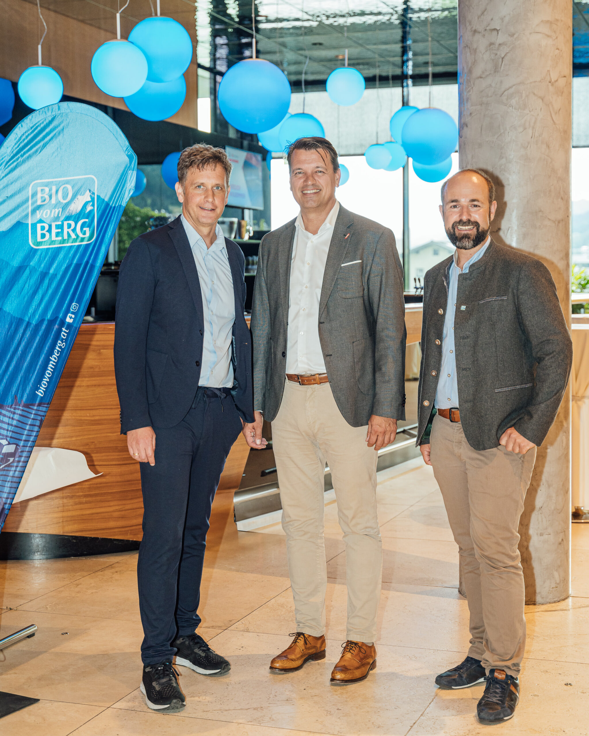 V.l.n.r.: Björn Rasmus (GF Bioalpin eGen.), Ingo Panknin (Mitglied der Geschäftsführung MPREIS) und Simon Wolf (Obmann Bioalpin eGen.), Bildnachweis: Mathias Brabetz