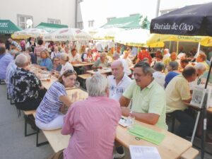 Franziskaner Kirtag 2024: Die zahlreichen Gäste genossen die Sonne und die köstlichen Schmankerln.