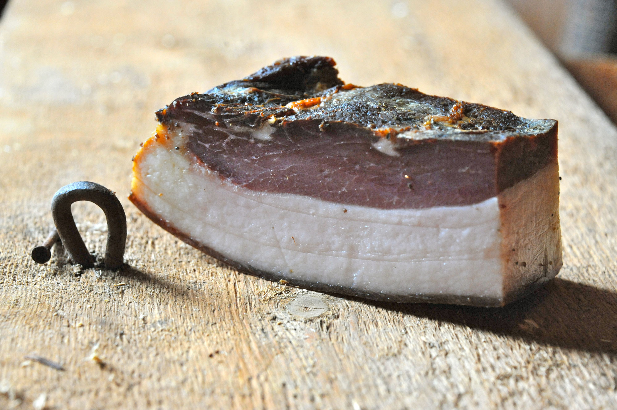 Speck nachhaltig verpackt: Lesachtaler Fleisch setzt auf Schafwolle