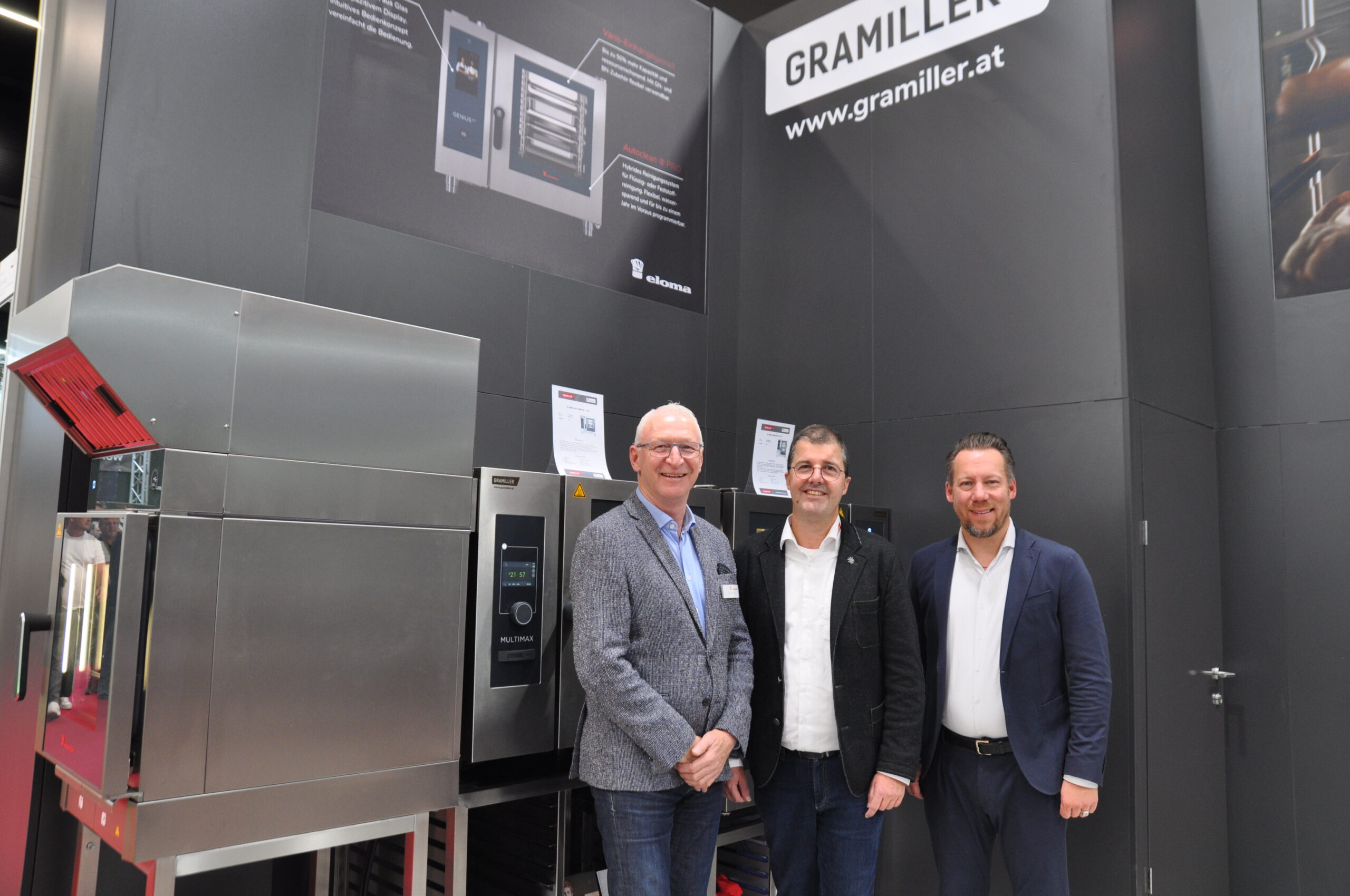 Gramiller-Geschäftsführer Gerhard Pockenauer (Mitte) Fleischverantwortliche Jürgen Hirnschall das Fachpublikum. mit Gebietsverkaufsleiter Thomas Resl (l.) und Vertriebsleiter Marcus Dech von Eloma. © HaRo