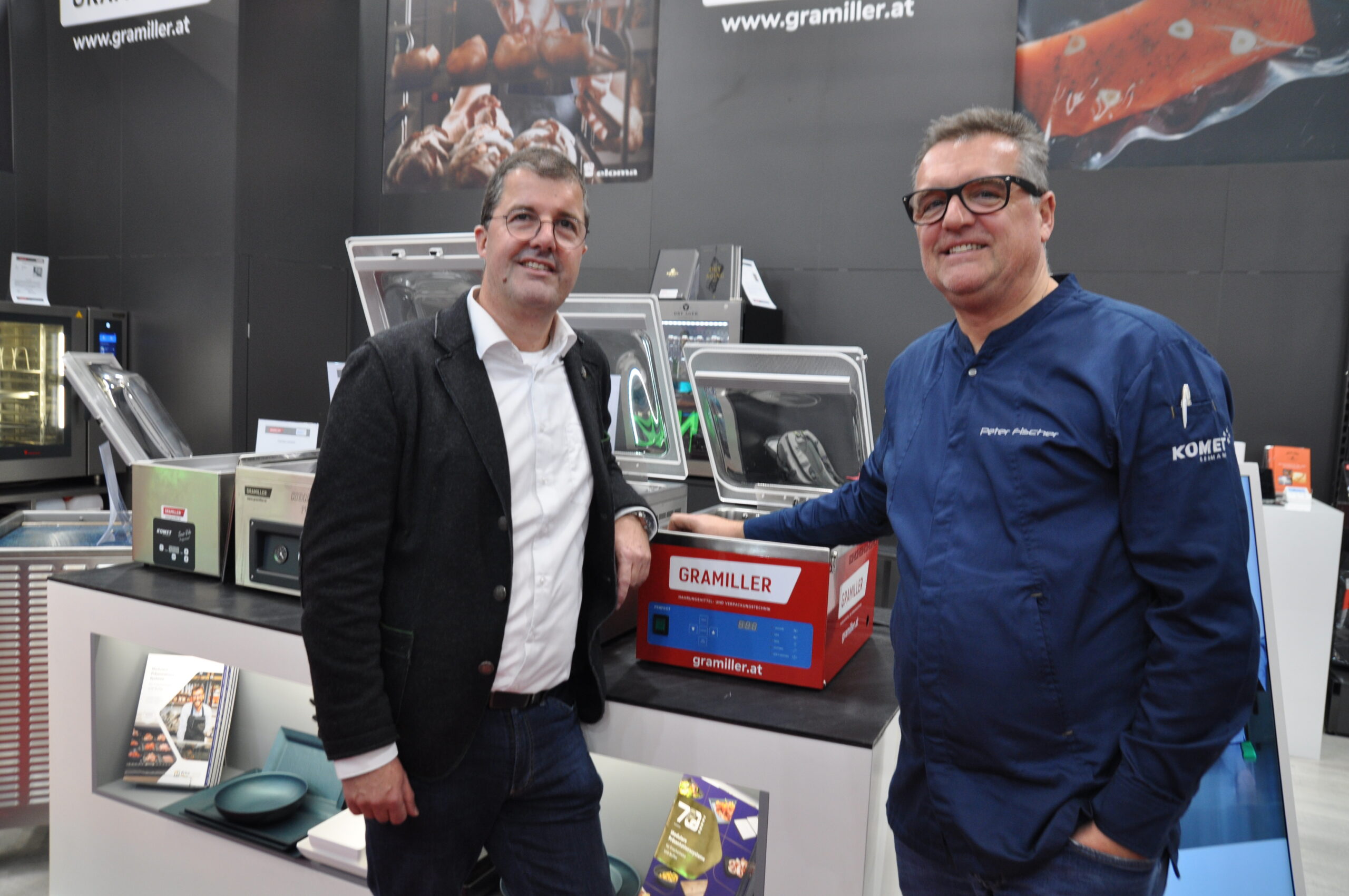 Gramiller-Geschäftsführer Gerhard Pockenauer (l.) und Peter Fischer von Komet vor einer handlichen Vakuumverpackungsmaschine. © HaRo