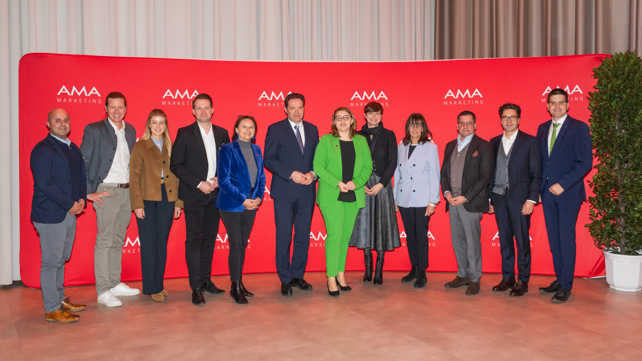 AMA-Marketing/ Meyer Michael Kunz (Lidl), Georg Sladek (Innovation Lab), Marie Hoffmann (Influencerin), Rainer Will (Handelsverband), Susanne Kraus-Winkler (Staatssekretärin), Norbert Totschnig (Bundesminister), Christina Mutenthaler-Sipek (GF AMA-Marketing), Astrid Sterharnig-Staudinger (Österreich Werbung), Martha Schultz (Wirtschaftskammer), Marcel Haraszti (REWE), Markus Kaser (SPAR), Lorenz Mayr (Aufsichtsratsvorsitzender AMA-Marketing). Credit: AMA-Marketing/ Meyer
