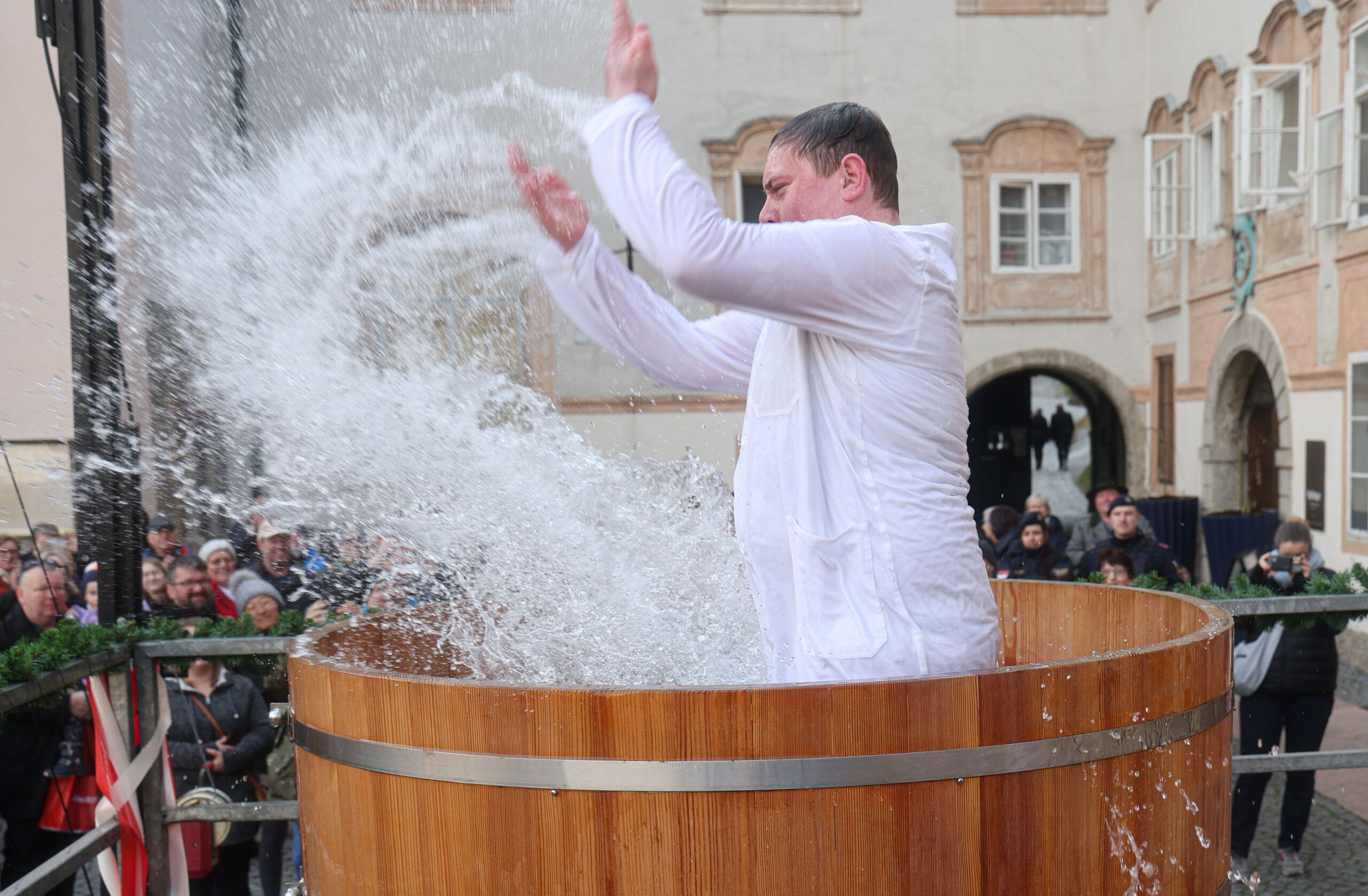 Metzgersprung in Salzburg: Eine erfrischende Tradition mit hoher Anziehungskraft