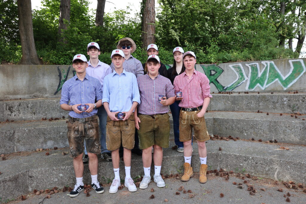 Mit viel Teamgeist, feiner Marinade und durchdachter Präsentation ergrillten sich die „Kirtags-Pfuscha“ den zweiten Platz. Im Bild: Colin Tomaso, Georg Platz, Theo Spindler, Michael Peschel, Rafael Hnatek, Franziska Wortha und Georg Schmircher. © Andrea Pascher