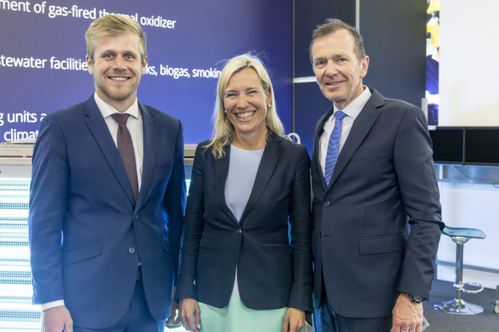 Am Stand von Oxytec auf der IFFA 2025 informierten Ing. Jan Polák, Anja Toussaint und Dr. Christian Haverkamp. © Matthias Wenger