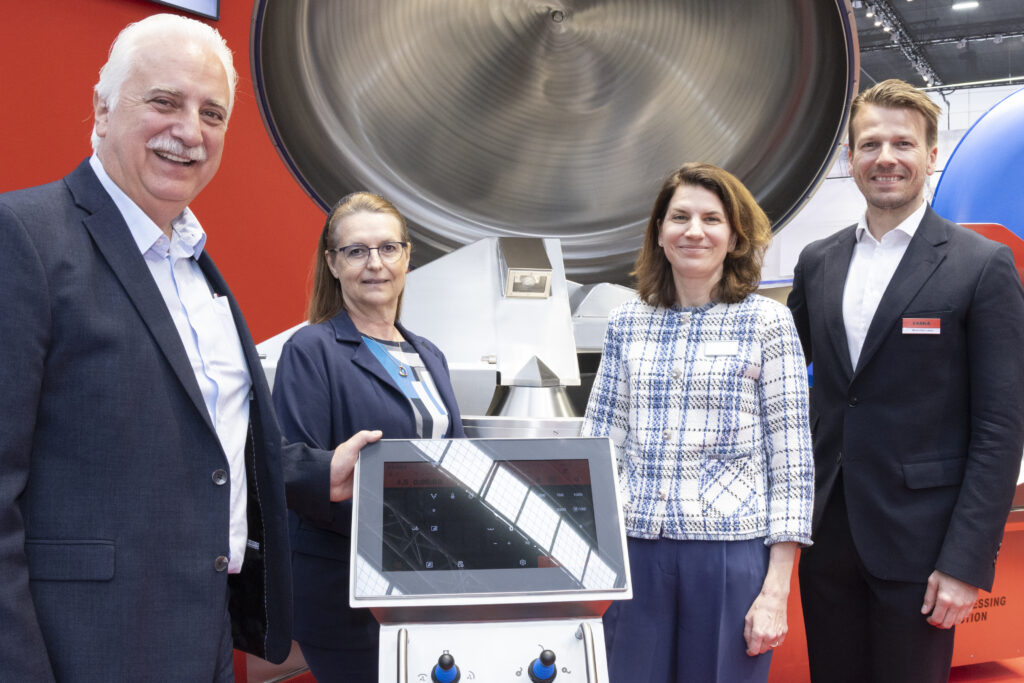 Innungsmeister Raimund Plautz, DI Anka Lorencz, Bundesgeschäftsführerin der Lebensmittelhandgewerbe, Mag. Catherine Burg, Geschäftsführerin des Handelshauses Laska in Linz, und Maximilian Laska, geschäftsführender Gesellschafter der Maschinenfabrik Laska. © Matthias Wenger