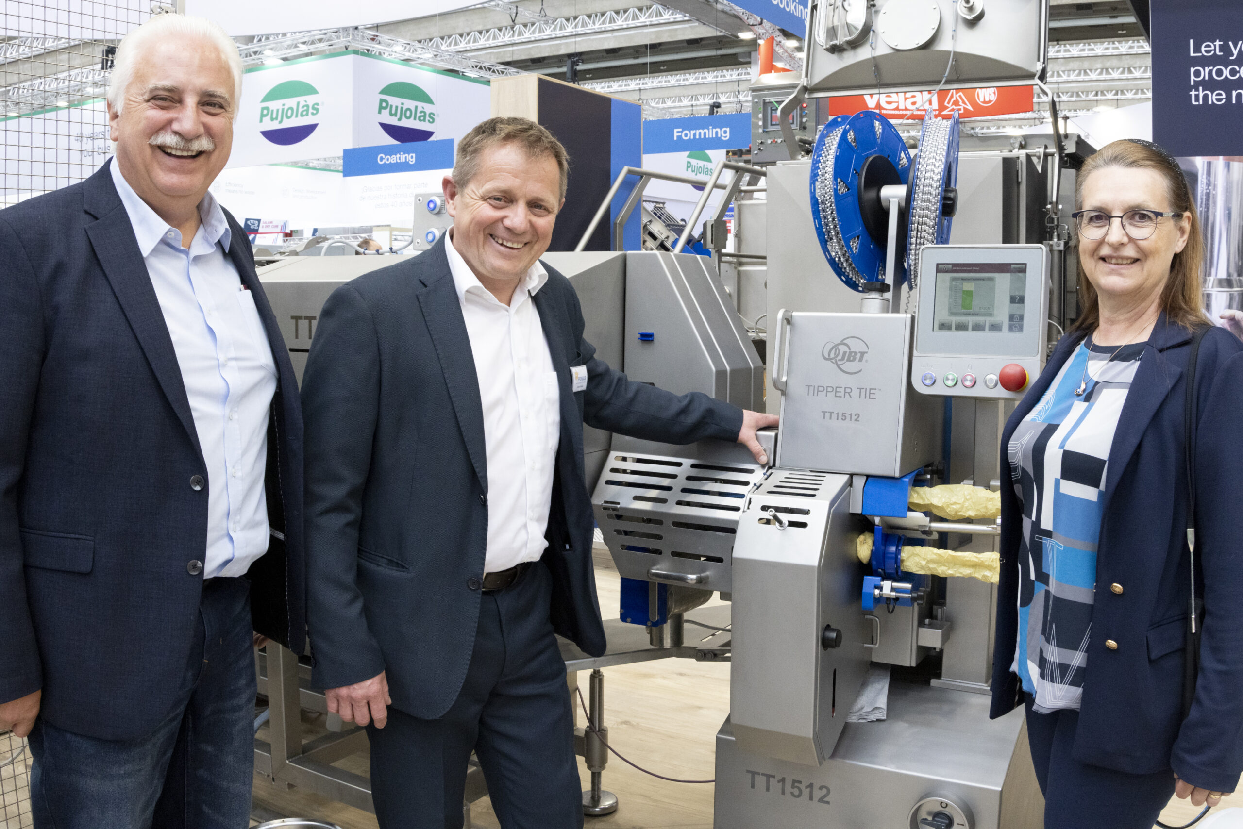 Johann Penias freute sich über den Besuch von Fleischer-Innungsmeister Raimund Plautz und DI Anka Lorencz am Stand der JBT. Das Fazit von Johann Penias lautete: „Mit der Anzahl der Besucher an unseren Ständen sind wir sehr zufrieden. Die positive Resonanz und die vielen konstruktiven Gespräche zeigen: Unsere Präsentation hat überzeugt.“ Besonders erfreulich: neue, vielversprechende Projektanfragen aus dem In- und Ausland. © Matthias Wenger