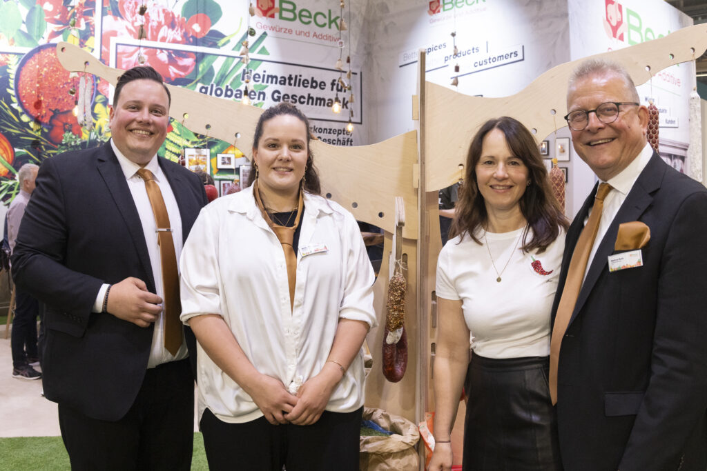 Familienpower auf der IFFA 2025: Maximilian Beck, Meike Franz, Manuela Beck und Manfred Beck repräsentierten die Beck Gewürze und Additive GmbH aus Schnaittach. Mit Leidenschaft für Geschmack, Innovationsgeist und einem starken Team präsentierte das Familienunternehmen seine vielfältigen Lösungen rund um Gewürze, Aromen und Zusatzstoffe – vom Handwerk bis zur Industrie. © Matthias Wenger