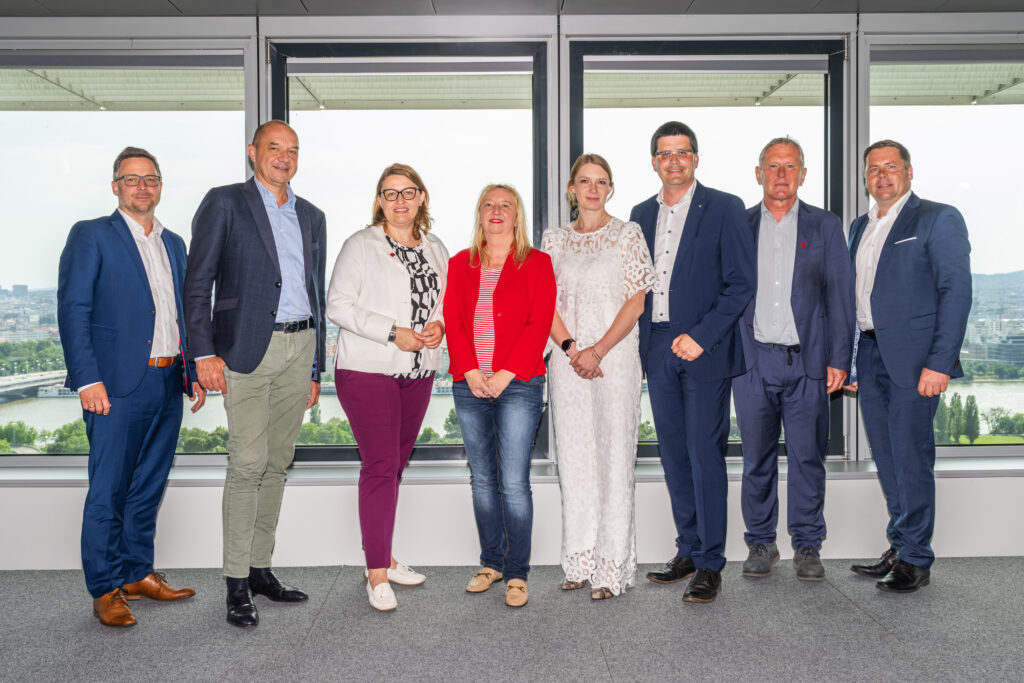 efan Mader (ÖFK), Alois Strohmeier (Steirerfleisch), Christina Mutenthaler-Sipek (GF AMA-Marketing), Gabriele Weiss Brummer (Board Bia), Veronika Weber (Vion), Lorenz Mayr (Aufsichtsratsvorsitzender AMA-Marketing), Rudolf Stückler (Marketingmanager Fleisch AMA-Marketing), Josef Fradler (Arge Rind). Bild: AMA-Marketing/Meyer