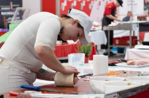 Höchste Konzentration: Carolin Pirolt bei der Arbeit. © Andrea Sturm