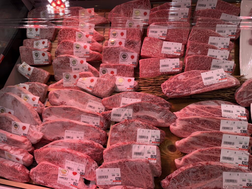 Wagyu-Vielfalt im Kühlregal: Die Preise reichen bis über 12.000Yenpro100g(ca.70€ / 100 g). Sichtbar sind A5-Marmorierungsgrade, präzise Etikettierung und volle Rückverfolgbarkeit – ein Paradebeispiel für Japans Qualitätsverständnis bei Fleisch. © Beigestellt