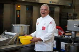 Bundesinnungsmeister Leo Jindrak in seinem Element: Der engagierte Konditormeister steht nicht nur für handwerk- liche Qualität, sondern auch für gelebte Freude am Beruf.© Henry Gasselich
