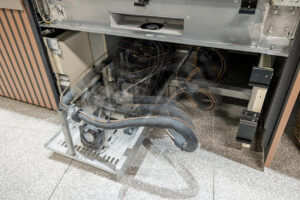 Kühltheke mit integrierter KälteanlageAlternativ zu einer stationären Kälteanlage werden Kühltheken und -möbel mit integriertem Propan-Kältesatz angeboten. In diesen Geräten sind bereits kleine Kälteanlagen integriert. Aichinger bietet ab Juli die Kühltheke Sirius Pin auch mit dieser Technologie an. © Beigestellt 