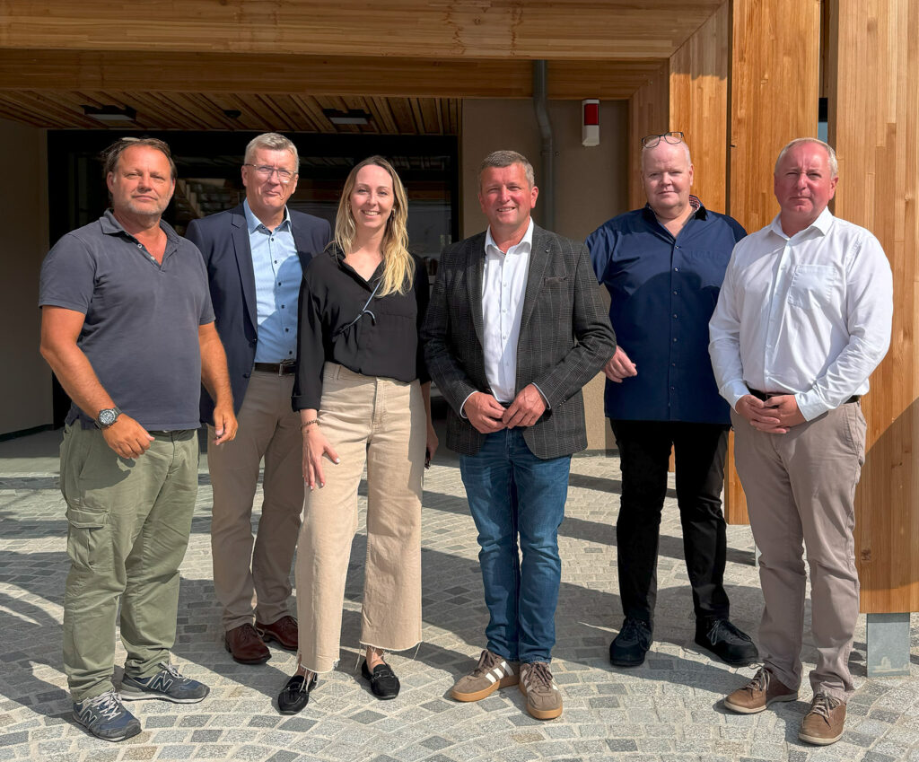 Nahversorgungstour: v.l: Daniel Brüll, Ortskernkoordinator (Dorf & Stadterneuerung), Karl Ungersbäck, Geschäftsführer der Sparte Handel in der WKNÖ, Romina Jenei, Geschäftsführerin RegioPlan Consulting, Johannes Zuser, Bürgermeister der Marktgemeinde Hürm, Jürgen Prosenbauer, Inhaber SPAR Hürm, und Wolfgang Fuchs, zuständig für NAFES in der WKNÖ. © WKNÖ