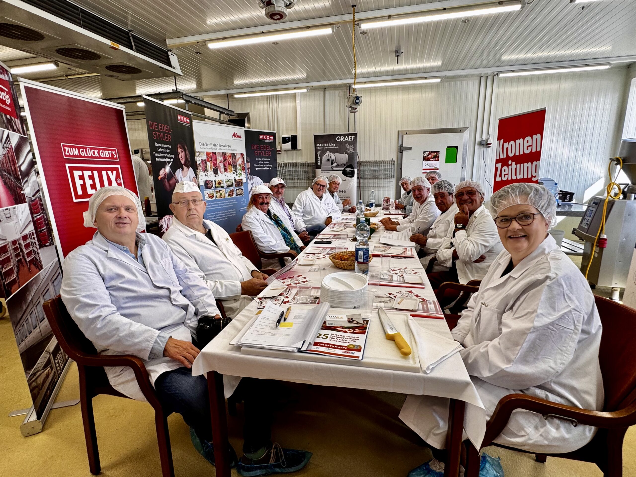 Die Promi-Jury beim IFFW 2025: Altlandesinnungsmeister Robert Rotter, Boxerlegende Joe „Tiger“ Pachler, Stadtrichter-Kanzler Siegfried Torta, Musiker Charly Kaiser, Innungsmeister Raimund Plautz, Astrid Legner (Vizepräsidentin der Wirtschafskammer Kärnten), Amtstierarzt Ignaz Zitterer, Martin Vallant (Innungsmeister Lebensmittelgewerbe), Bernhard Hartmann (Tech Forum), Dominik Weller (PHT), Burggraf Willi Noll sowie EC-KAC-Legende Hans Schaunig. Bild: Fleisch & Co/Braune