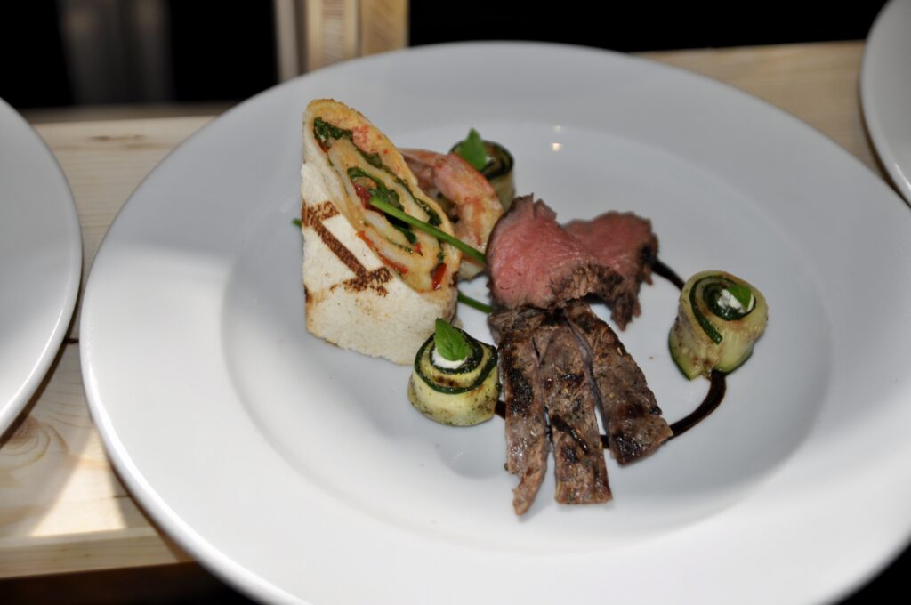 Dritter Gang und auch Königsdisziplin bei den Grillmeisterschaften: ein raffiniertes Surf-& Turf-Gericht aus Rindfleisch (Chuck-Roll und Spider-Steak) sowie Wildfanggarnelen, perfekt abgerundet mit einer Vitamin- und einer Sättigungs- beilage. © HaRo