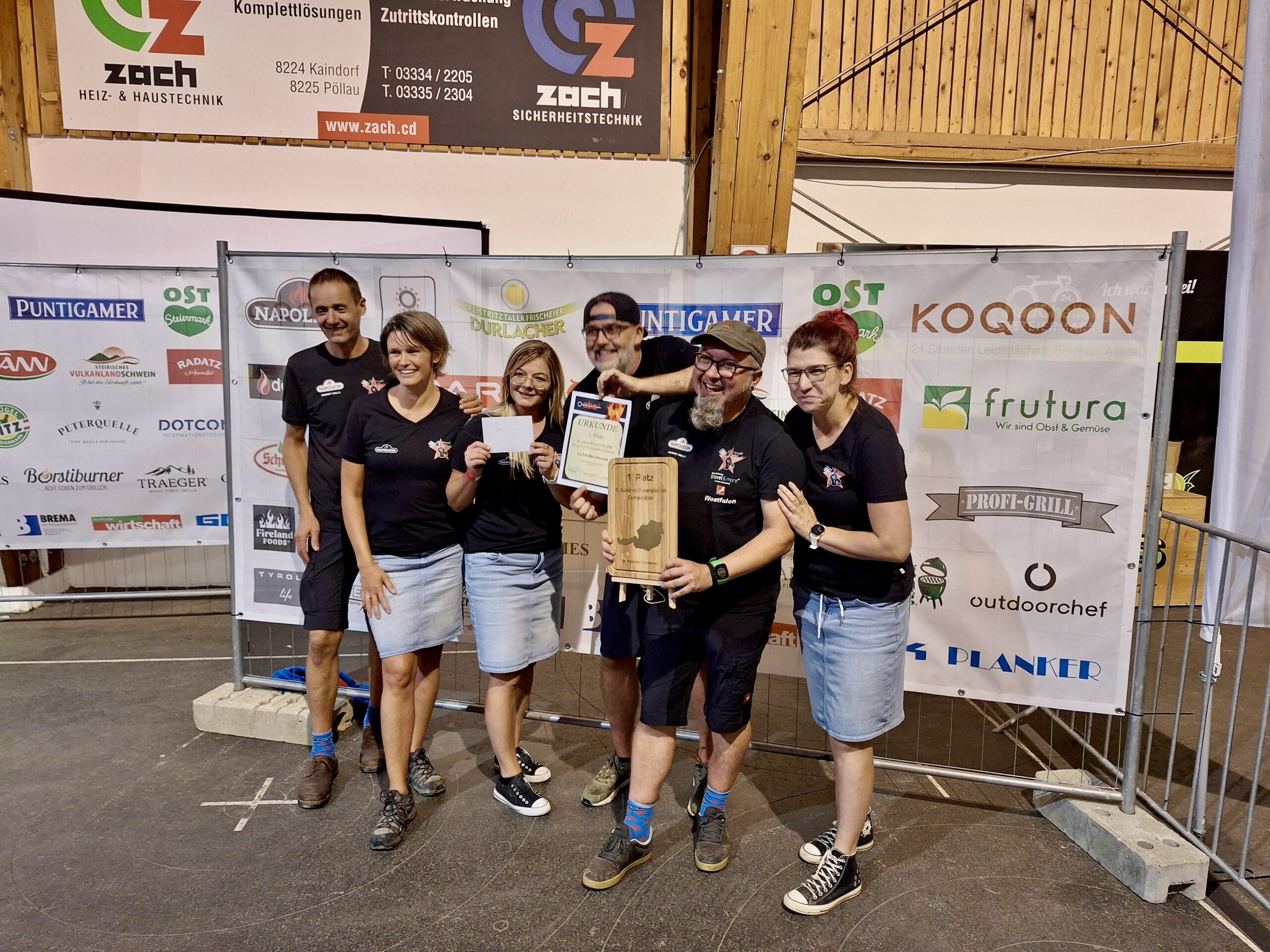 Sieger im Feuerplattenwettbewerb, bei dem eine Radatz-Bauernblutwurst mit Sauerkraut meisterhaft gegrillt werden musste: Das Team „La Parilla Libertad“ setzte sich durch.© HaRo