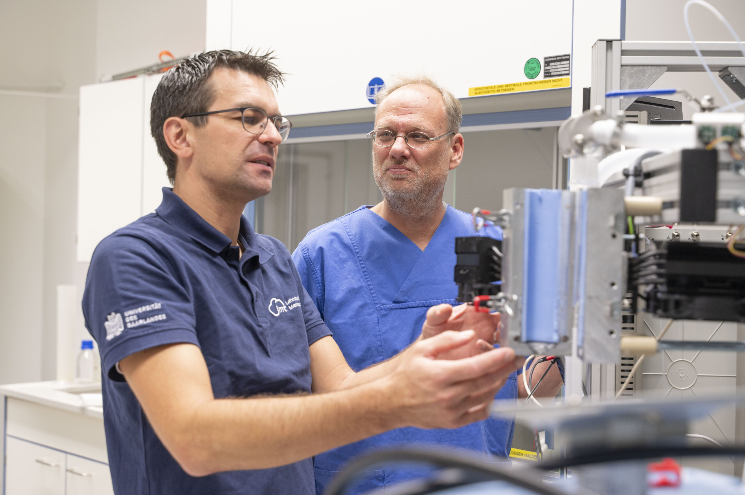 Professor Sascha Kreuer (r.) und Christian Bur (l.) entwickeln gemeinsam neuartige Messmethoden zur Analyse der Ausatemluft. © Laura Glücklich