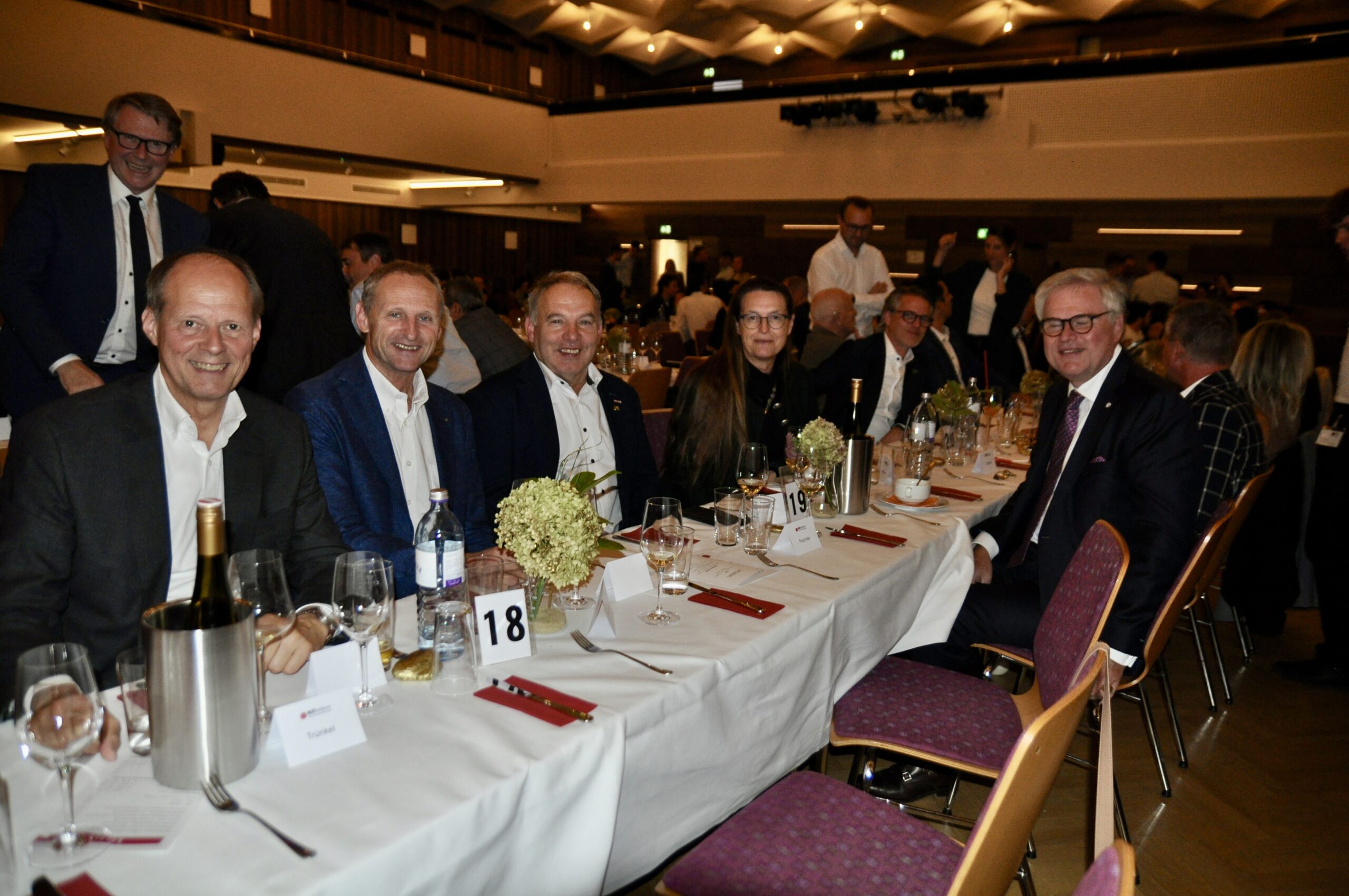 Ehrengäste unter sich (v. l.): Schulvereinskassier Franz Hofmann, Obmann Michael Trünkel, Landesinnungsmeister Jakob Ellinger, Bundesinnungsgeschäftsführerin Anka Lorencz und Bundesspartengeschäftsführer Reinhard Kainz.© HaRo