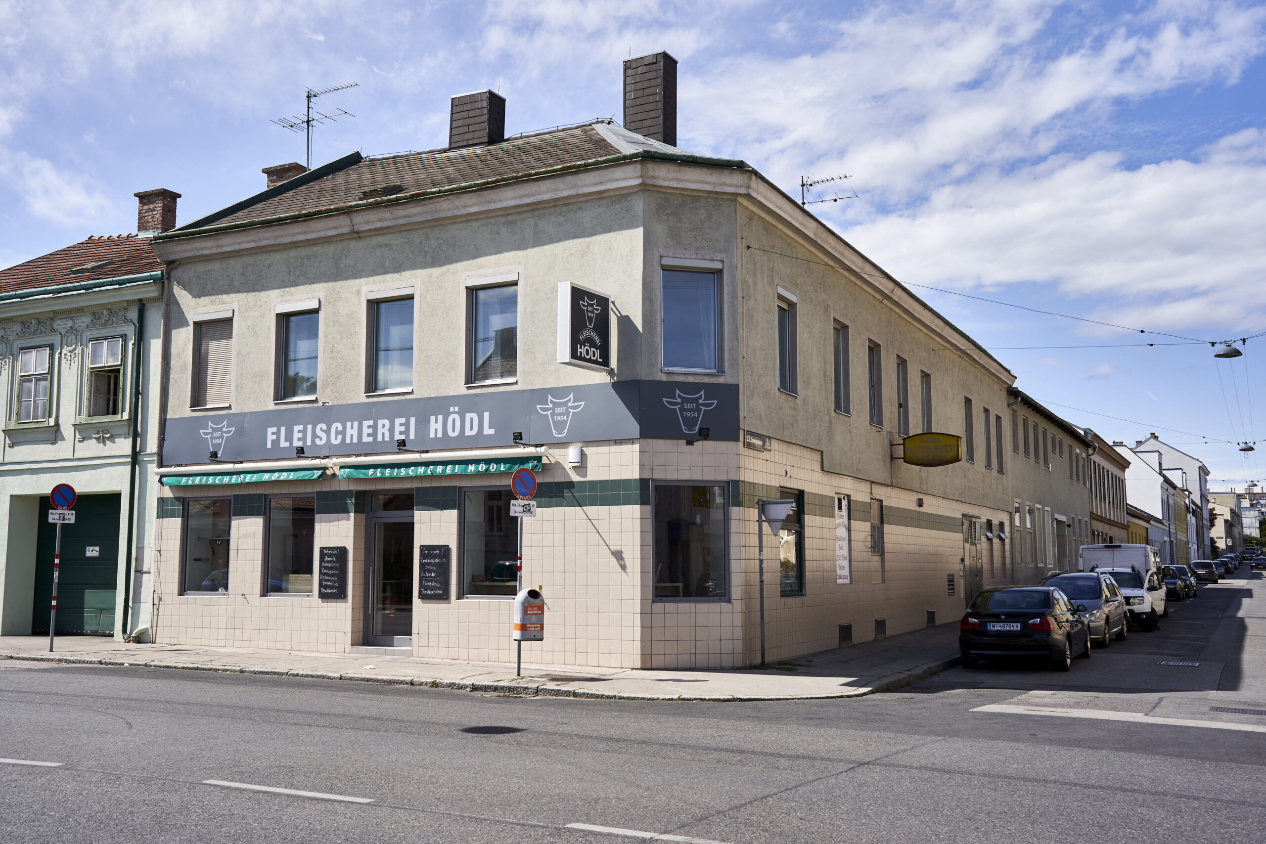 Die Fleischerei Hödl in Atzgersdorf: Seit 1954 ist der Familienbetrieb eine fixe Größe im 23. Bezirk – mit eigener Schlachtung, hand- werklicher Qualität und einer treuen Stamm- kundschaft weit über Wien-Liesing hinaus.